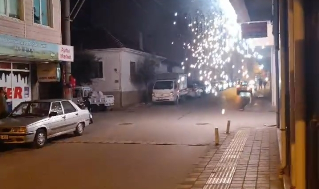 Elektrik telleri kısa devre yaptı, kıvılcımlar sokağı aydınlattı