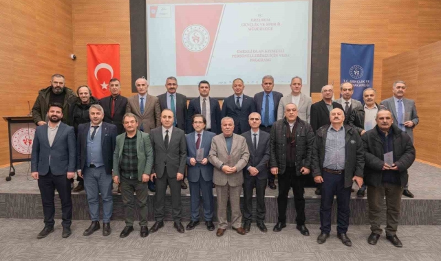Emektar personeller plaketle uğurlandı