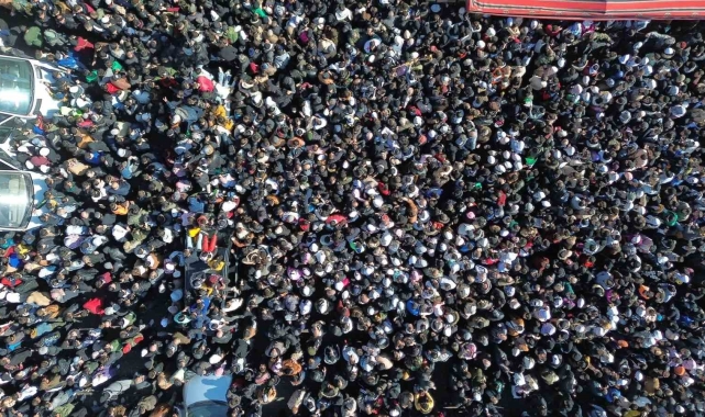 Emevi Camii'nde cuma namazı izdihamı : 3 ölü