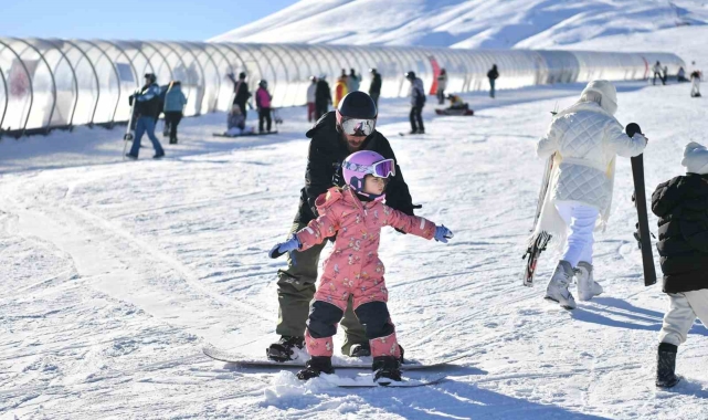 Erciyes Kayak Merkezi, yeni yılın ilk gününde 110 bin ziyaretçi ağırladı