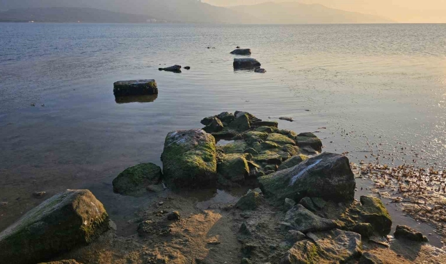 Erdek Körfezi&#039;nde deniz çekildi, antik liman gün yüzüne çıktı