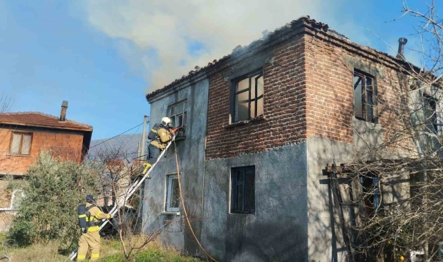 Erdek'te bir ev yangında kullanılmaz hale geldi
