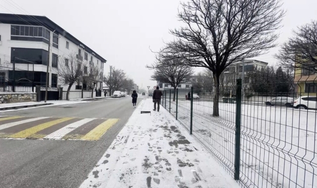 Erzincan'da sömestir tatilinde çocuklar kar heyecanı yaşadı