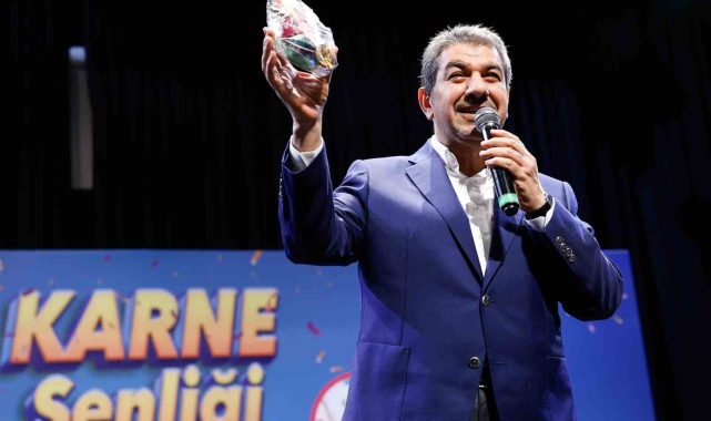 Esenler Belediye Başkanı Göksu, miniklerin karne heyecanına ortak oldu