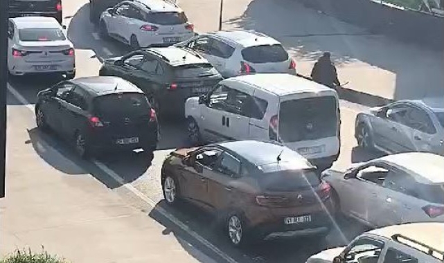Esenler'de öfkeli sürücü trafiğin ortasında sopayla önündeki araca saldırdığı anlar kamerada