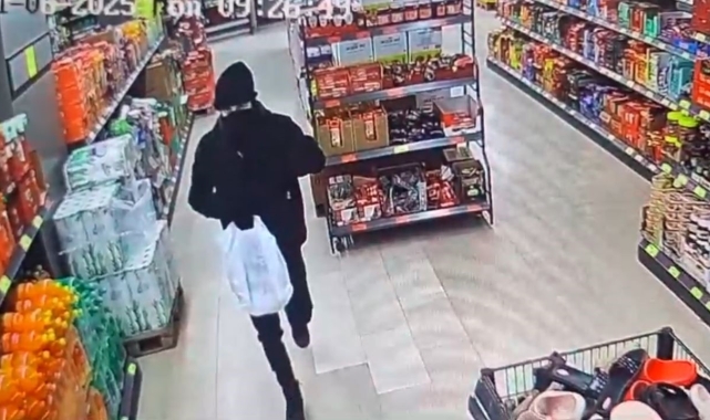 Esenyurt'ta bir şahıs bıçakla market çalışanını tehdit ederek 200 bin lirayı gasp etti
