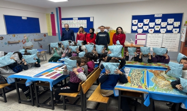 Espiye'de lise öğrencilerinden ilkokul öğrencilerine karne hediyesi