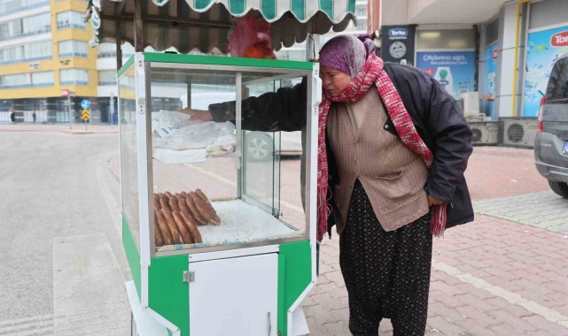Evin geçimine katkı için başladı, 58 yaşında 'simitçi teyze' oldu