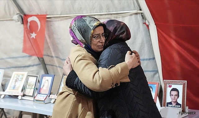 Evladına kavuşan anne sevincini oturma eylemini sürdüren ailelerle paylaştı