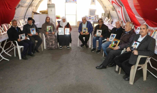 Evlatlarına kavuşan anneler, nöbetteki annelere destek olmaya devam ediyor