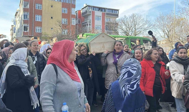 Eyüpsultan'da eşi tarafından silahla vurularak öldürülen kadın son yolculuğuna uğurlandı