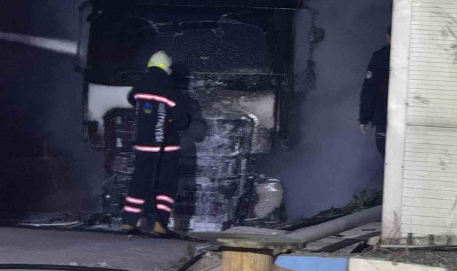 Fabrika bahçesinde duran boş tırın kupası alev topuna döndü