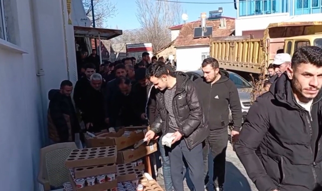 Ferdi Tayfur hayrına pide dağıttı