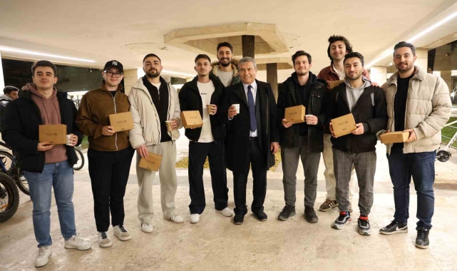 Final haftasına hazırlanan öğrencilere Rektör Adıgüzel'den çorba, çay ve kahve ikramı