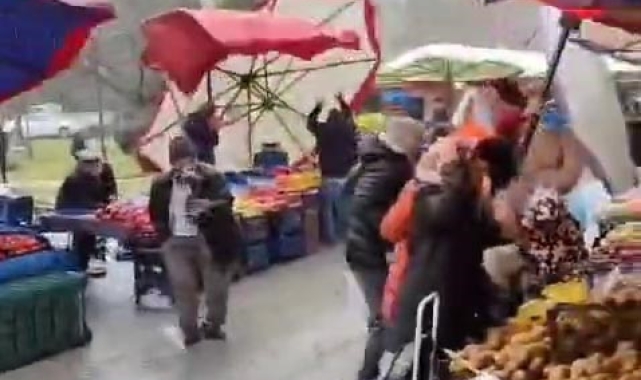 Fırtına, pazarcı esnafına zor anlar yaşattı