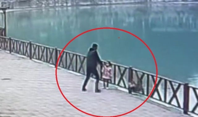Fotoğraf için poz verirken göle düşen çocuğu babasının kurtardığı anlar kamerada