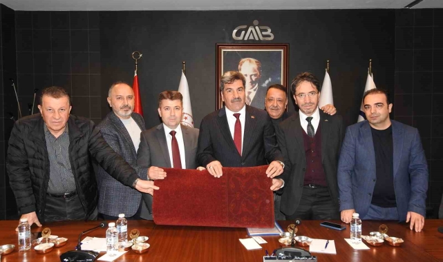 Gaziantepli halıcılar Emevi Camisi'nin halılarını yenilemek için çalışmalara başladı
