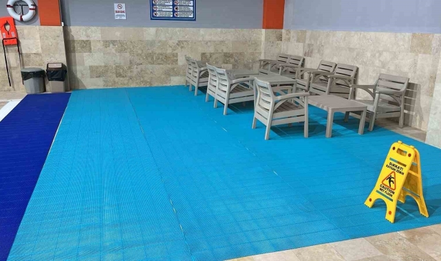 Gediz'de açılışı gerçekleştirilen yarı olimpik yüzme havuzunda hizmet detaylar belirlendi