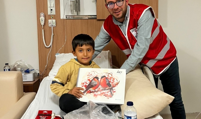 Gediz'de Genç Kızılay gönüllüleri devlet hastanesinde hastaları ziyaret etti