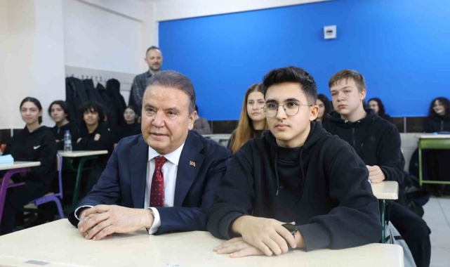 Gençliğinde çift sürdüğü araziyi bağışladı, yapılan okulun sıralarında gençlere öğüt verdi