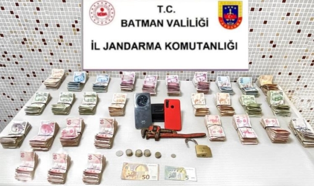 Gercüş'te yardım kutusundan para çalındı