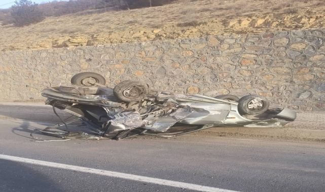Gümüşhane'de iki otomobil çarpıştı, 3 kişi yaralandı