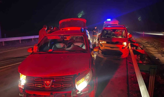 Hafif ticari araç ile otomobil çarpıştı: 6 yaralı