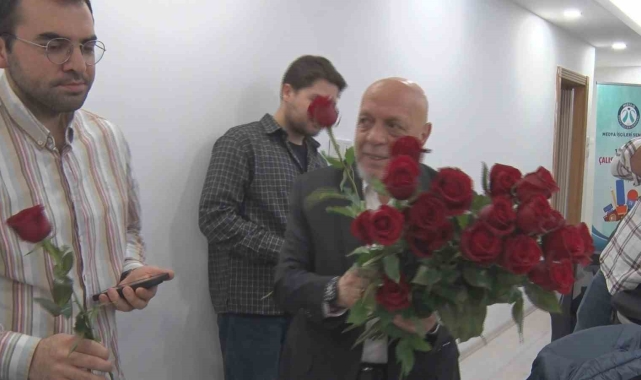 HAK-İŞ '10 Ocak Çalışan Gazeteciler Günü'nü gazetecilere gül vererek kutladı