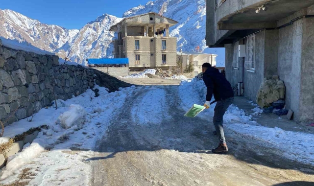 Hakkari'de buzla mücadele çalışmaları sürüyor