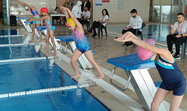 Hakkari'de yüzme şampiyonası finali yapıldı