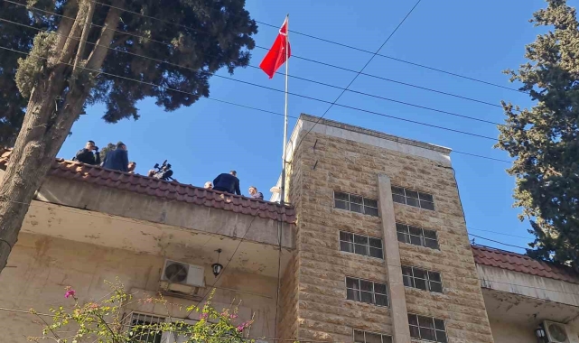 Halep Başkonsolosluğu'nda Türk bayrağı göndere çekildi