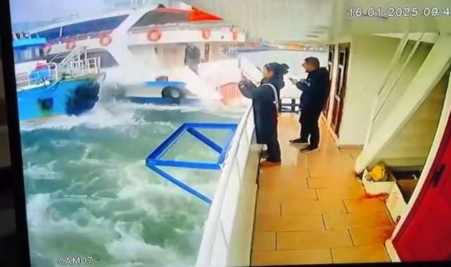 Haliç'te yolcu vapuru balıkçı teknesine çarptı: O anlar kamerada