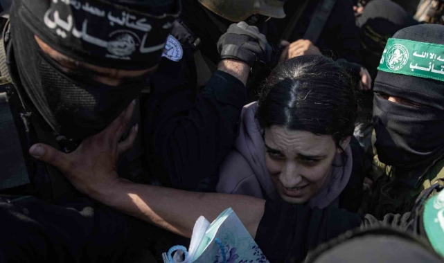 Hamas, 7 esiri Yahya Sinwar'ın evinin önünde Kızılhaç'a teslim etti