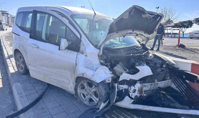 Hatay'da hafif ticari araç otomobille çarpıştı: 3 yaralı