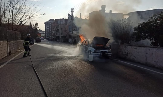 Hatay'da seyir halindeki otomobil yandı
