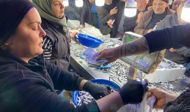 Hopa'da 30 liralık hamsiye yoğun ilgi