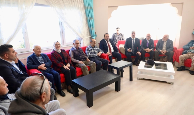 Huzur evindeki yaşlı çınarlarla bir araya geldiler