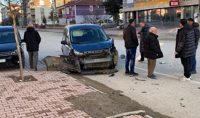 İki hafif ticari aracın çarpıştığı kaza kamerada