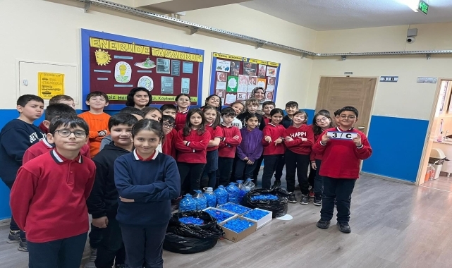 İlkokul öğrencileri tekerlekli sandalye için 100 kilogram plastik kapak topladı