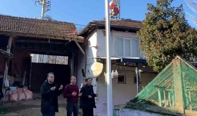 İnegöl'de bir evin bahçesinde şehit mezarları bulunuyor