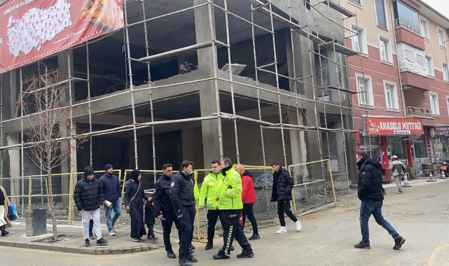 İnşaatta iskeleden düşen işçi hastanelik oldu