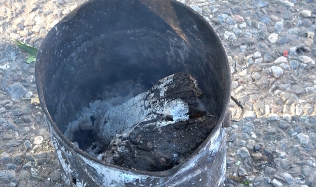 Isınmak için yaktıkları kova bomba gibi patladı, korku dolu anlar güvenlik kamerasına yansıdı