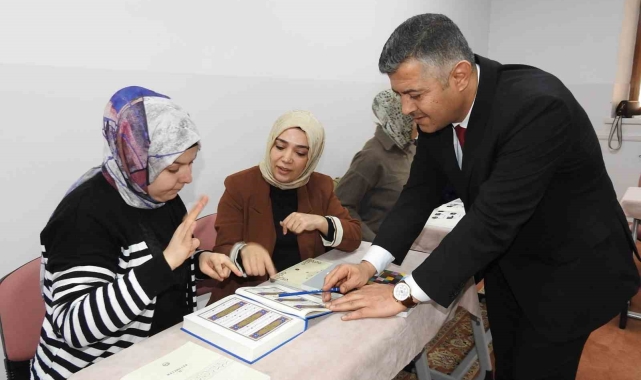 İşitme engelli 15 kadın kursiyer, işaret diliyle Kur'an-ı Kerim öğreniyor