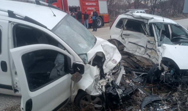 Isparta'da hafif ticari araçla çarpışan otomobilin sürücüsü hayatını kaybetti