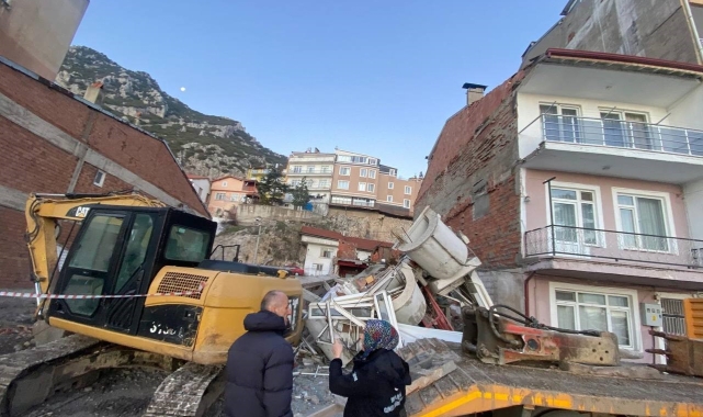 Isparta'da üç katlı bina çöktü, facia kıl payı atlatıldı