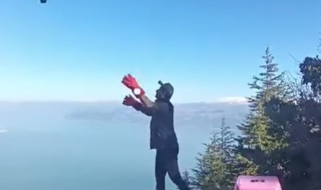 Isparta'da yaralı bulunan kızıl şahin tedavisinin ardından doğaya salındı