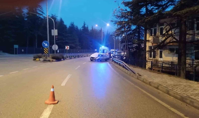 Isparta'da yoğun sis ve buzlanma nedeniyle kontrolden çıkan otomobil bariyerlere çarptı: 2 yaralı