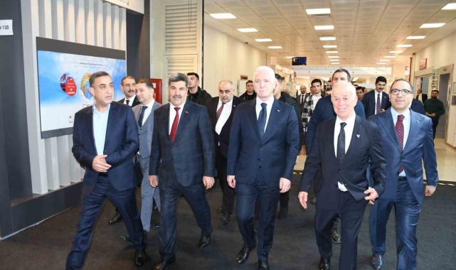 İstanbul Valisi Davut Gül, halı fuarını ziyaret etti