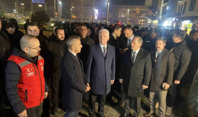 İstanbul Valisi Gül ve İl Emniyet Müdürü Yıldız, Taksim'de denetim noktasını ziyaret etti