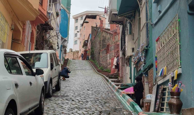 İstanbul'da yokuştan kayan otomobil kadını ezdi: Feci kaza kameraya yansıdı